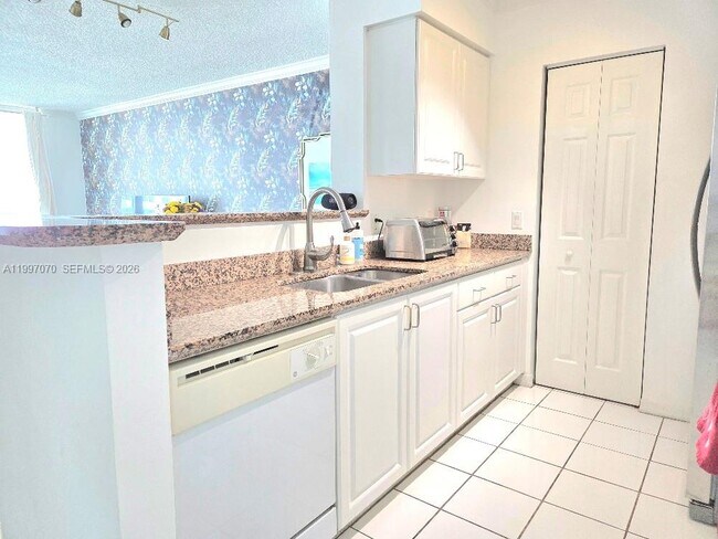 Building Photo - 1155 Brickell Bay Dr