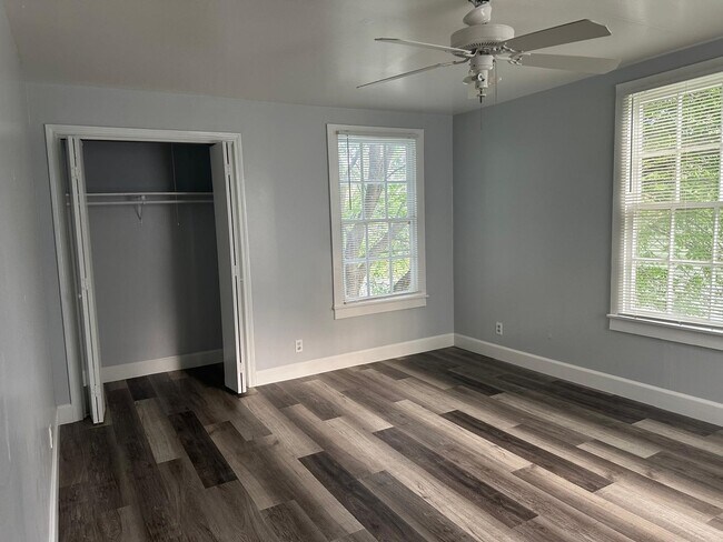 Building Photo - 800 Travis St