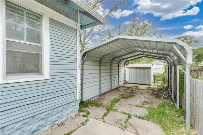 Building Photo - 321 Chautauqua