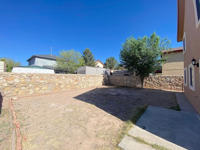 Building Photo - 4bed/2bath plus Bonus Loft!