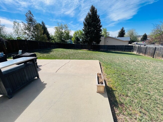 Building Photo - Showings start on 7/10/25 - Great 3 BR 2 b...