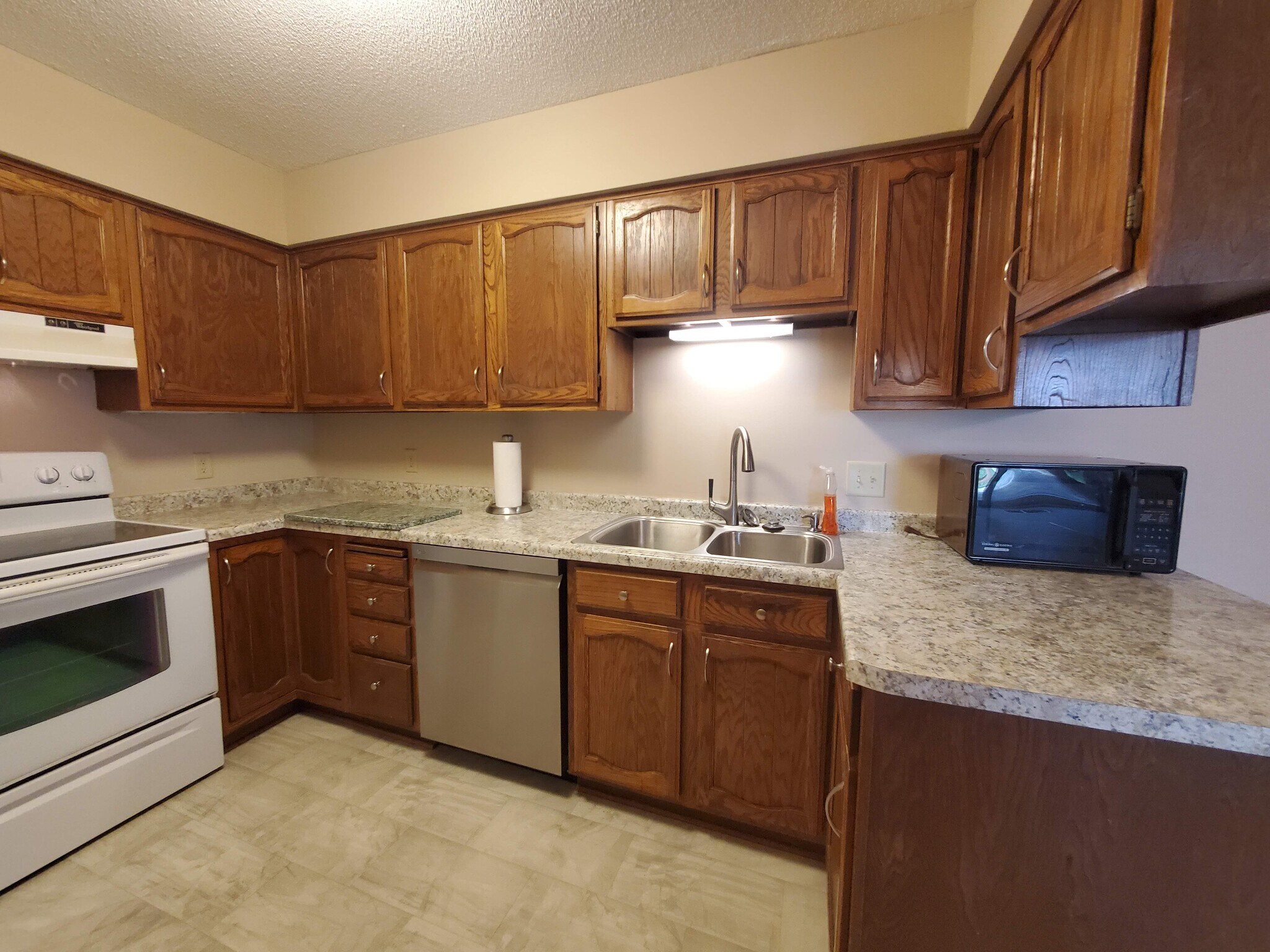 Building Photo - 2517 Cedar Hills Dr
