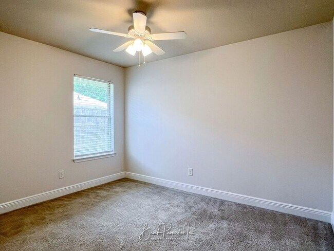 Building Photo - 2080 Stennis Dr