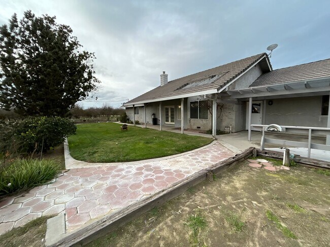 Building Photo - Country home with 4th bedroom/living space separate from main home