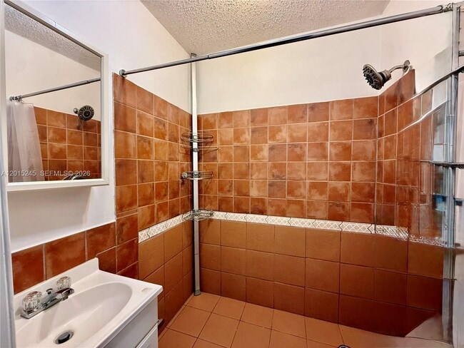 Building Photo - 2321 SW 31st Ave