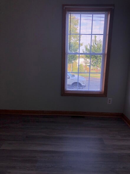 Building Photo - 102 Parade St