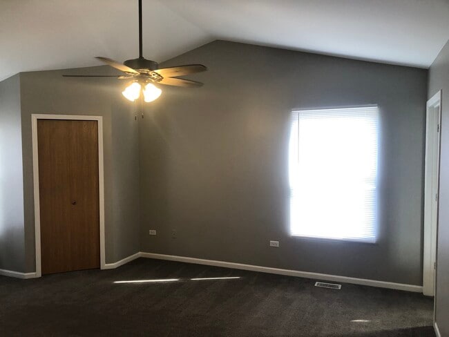 Building Photo - 671 Fieldcrest Dr