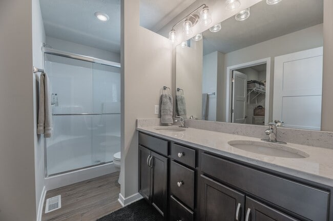 Building Photo - Open-Concept 3-Bedroom with Corner Lot Vie...