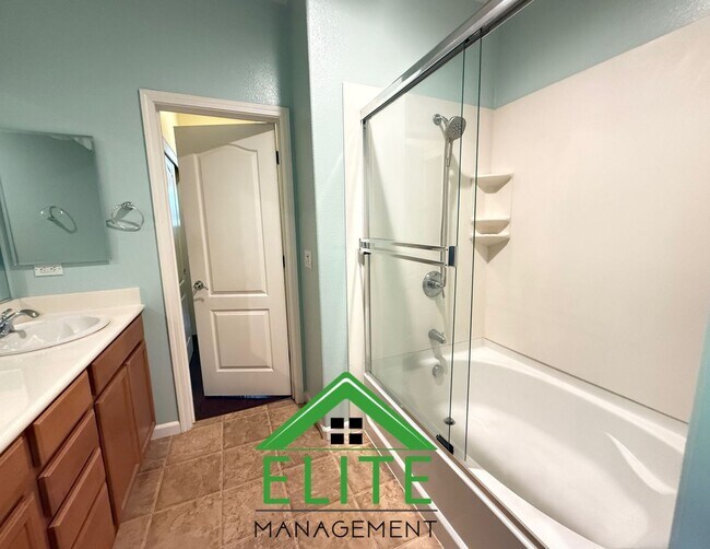 Building Photo - **Spacious and Updated Townhome in Desirab...