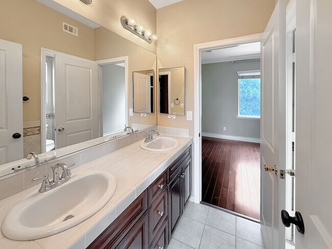 Building Photo - SD: Spacious 5B/4BA Home with Private Patio, Backyard & Soaking Tub