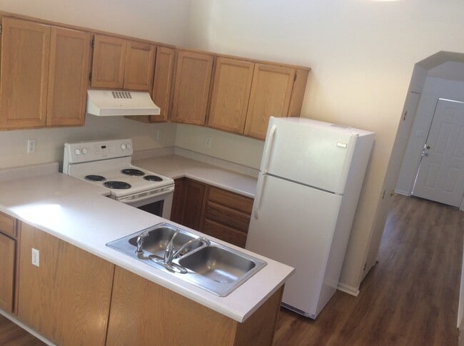 Building Photo - 3 BEDROOM, 2 BATHROOM TOWNHOME WITH A 1 CAR ATTACHED GARAGE