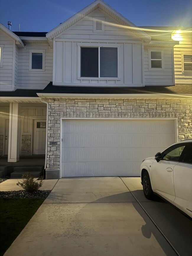 Building Photo - Beautiful Traverse Mtn. Townhome for rent!