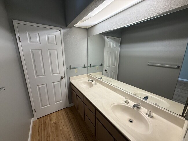 Building Photo - Beautiful 3 Bed/2.5 Bath Townhome