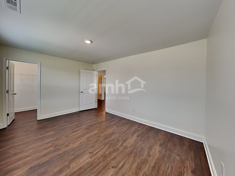 Building Photo - 5232 Valor Dr