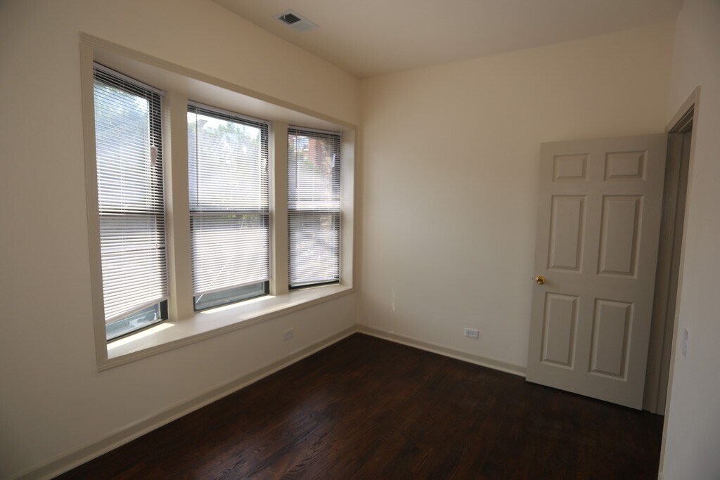 Building Photo - 1315 W Leland Ave