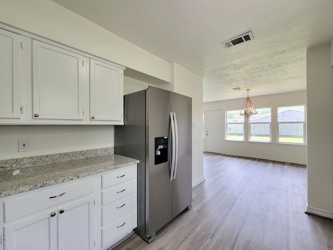 Building Photo - This fully renovated 3-bedroom, 2-bath home features a modern kitchen, large master suite with a ...