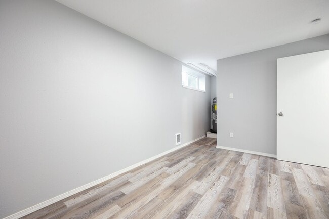 Building Photo - Renovated Basement level unit - West Linn, OR