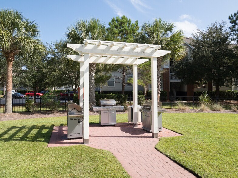 grilling areas - 1600 Long Grove Dr