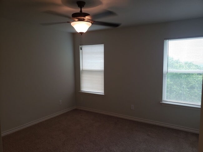 Building Photo - Town home for rent