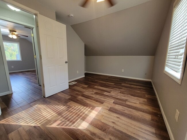 Building Photo - Beautiful 2 bed home