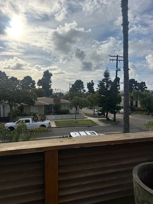 Building Photo - 402 S Clementine St