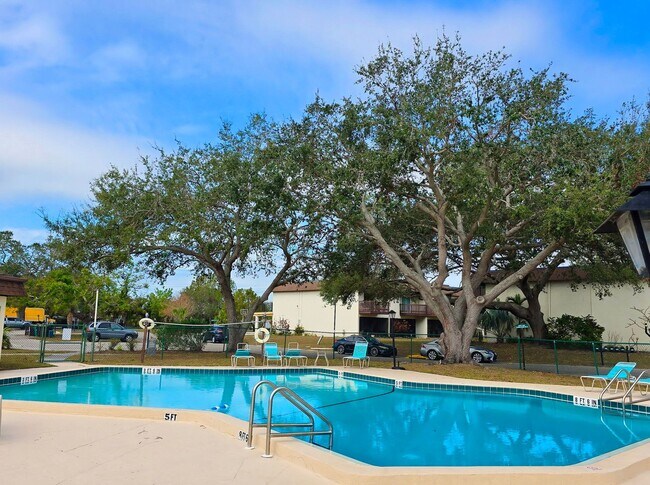 Building Photo - 2 BR/ 2.5 BA Townhome in Gated Community w...