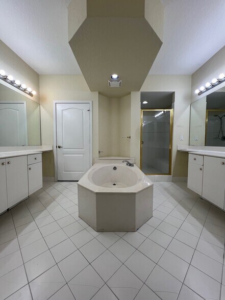 Master bathroom - 10710 NW 66th St