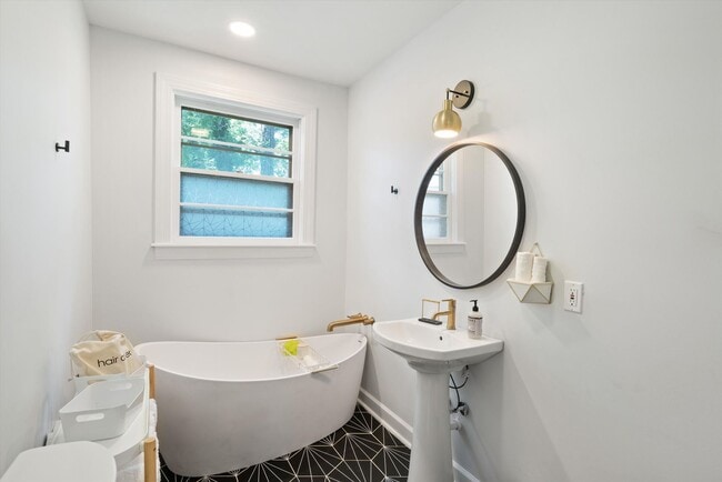 Building Photo - Recently updated and fully furnished Midto...
