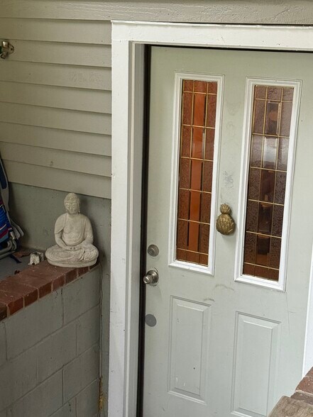 Bedford apartment entryway… - 142R Page Rd