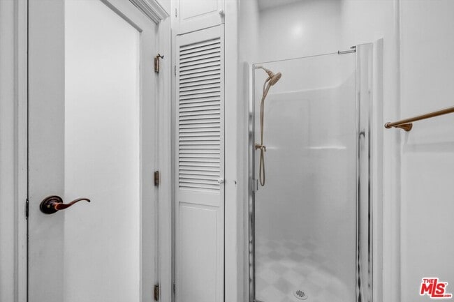 Building Photo - 3930 La Crescenta Ave