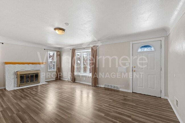 Building Photo - *MOVE IN SPECIAL * 1ST FULL MONTH FREE* Great 3-Bedroom Home IN The Garland District