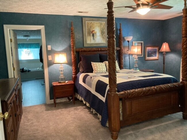 Building Photo - 117 Runaway Ln