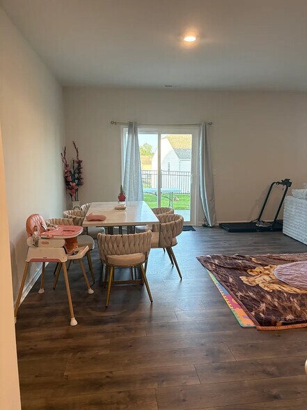 Building Photo - Room in House on Moore Crk Dr