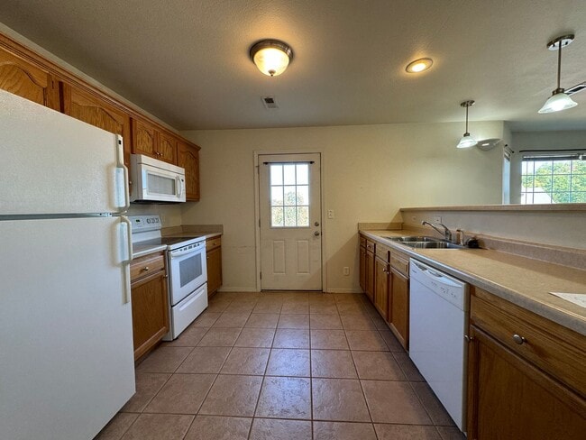 Building Photo - Spacious 3-Bedroom Duplex Located within C...