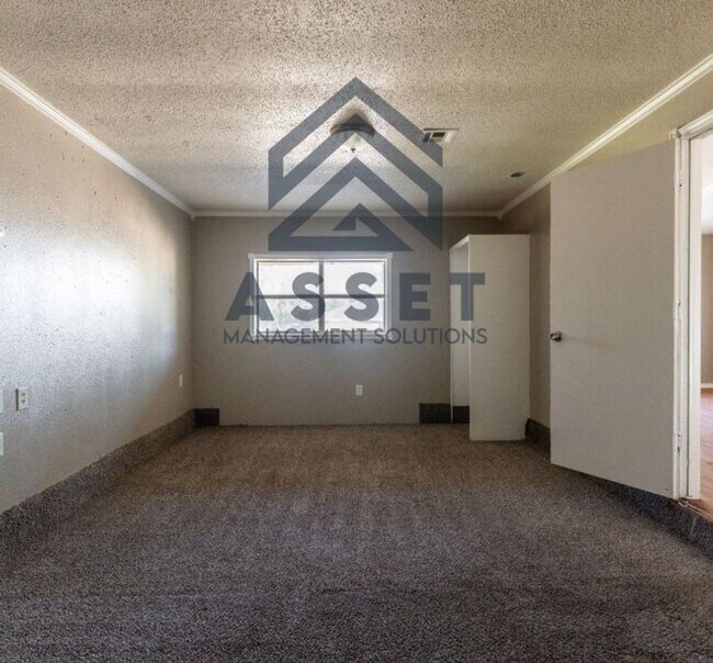 Building Photo - Cute 4 bedroom House