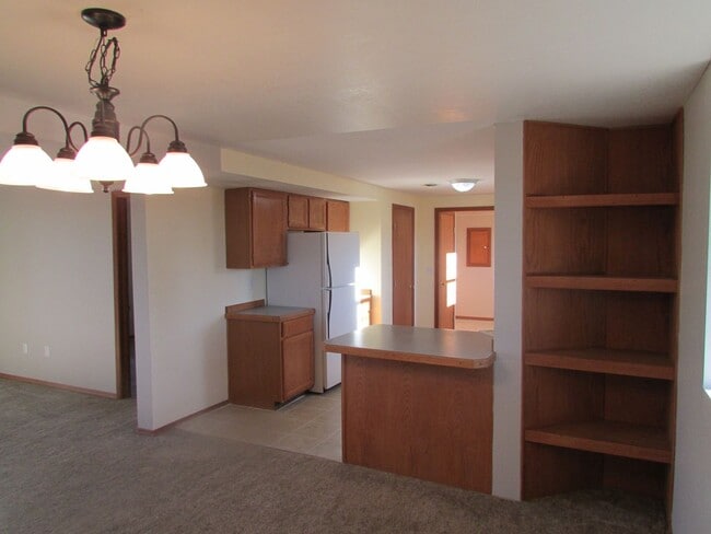 Building Photo - 510 S Circle Dr