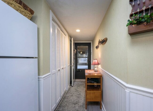 Building Photo - **Light-Filled Condo with Designer Finishes ? | Screened Porch