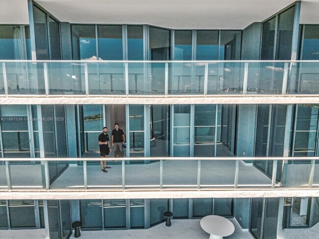 Building Photo - 700 NE 24th St