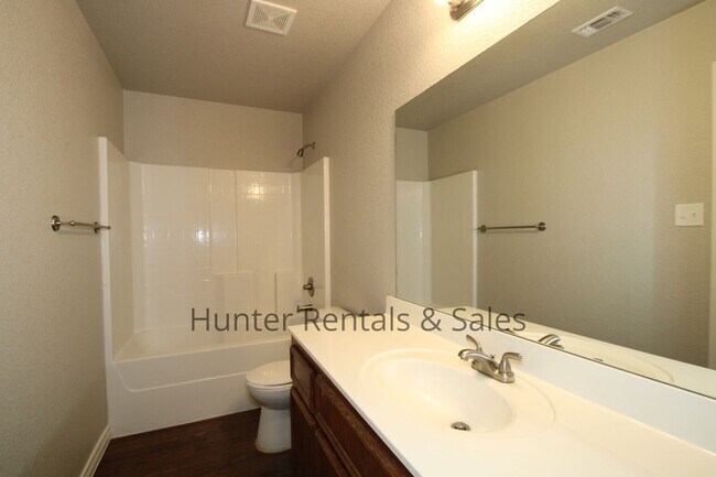 Building Photo - Luxury Duplex Close to Texas A&M-Central T...