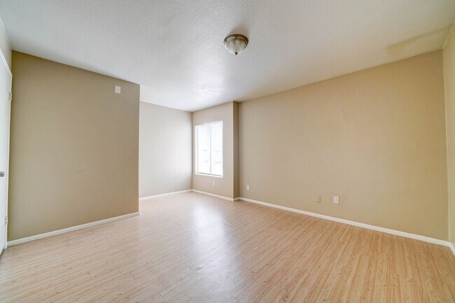 Building Photo - 3840 N 43rd Ave
