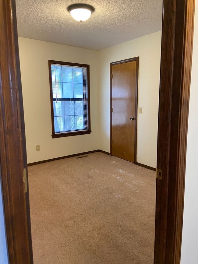 Building Photo - All brick 3 Bed, 2 Bath, 2 Car Garage Ranch