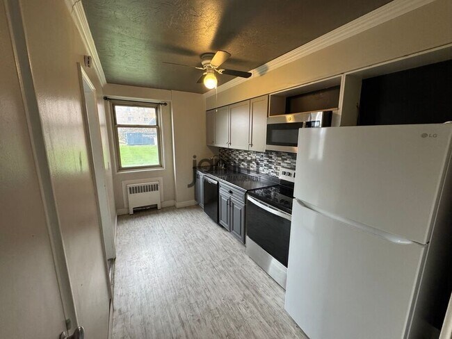 Building Photo - 11820 Edgewater Dr