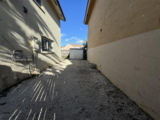 Building Photo - 915 SE 13th Rd