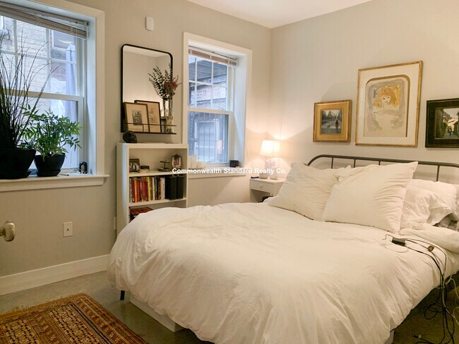 Building Photo - 33 Anderson St