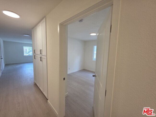 Building Photo - 912 N Ridgewood Pl