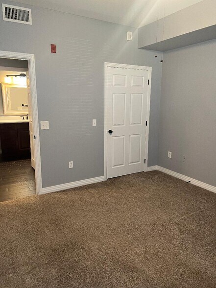 Building Photo - 12924 Ironstone Way