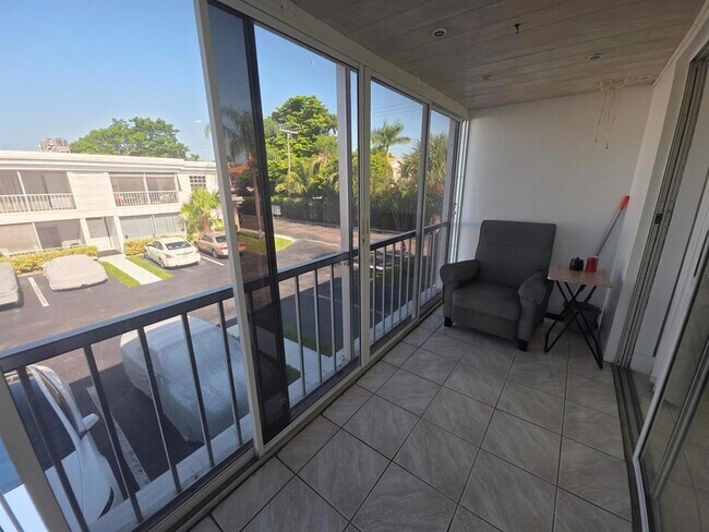 Building Photo - 6391 Bay Club Dr