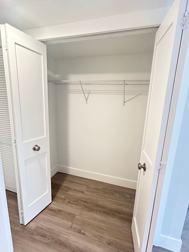 Building Photo - Beautifully Remodeled 2/2 Waterfront Unit in Gated Community!