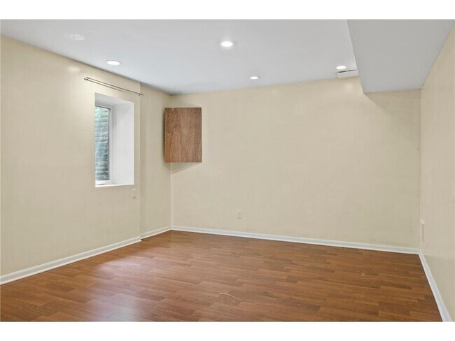 Building Photo - 524 20th Ave S