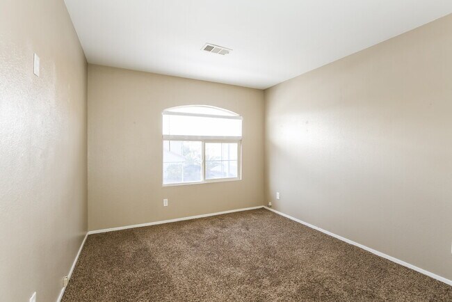 Building Photo - 3636 Beacon Point St